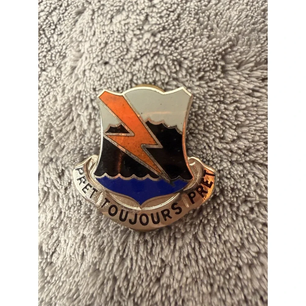 Vintage 1960s US Army 304th Signal Battalion Unit Crest Pin DUI - Hallmark E25